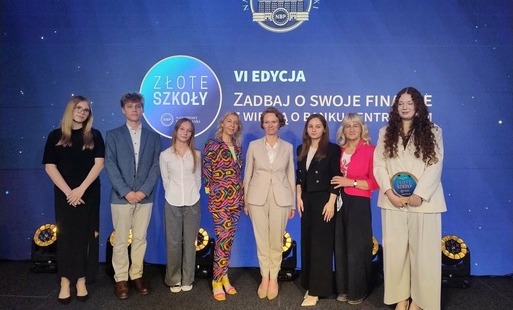 Zdjęcie do Ogromny sukces I LO w Kozienicach w VI edycji Złotych Szk&oacute;ł NBP&rdquo; 